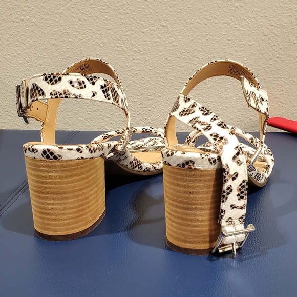 New Vionic Women's Papaya Paula Chunky Heel Blocked Heel Sandals. White - Picture 5 of 8